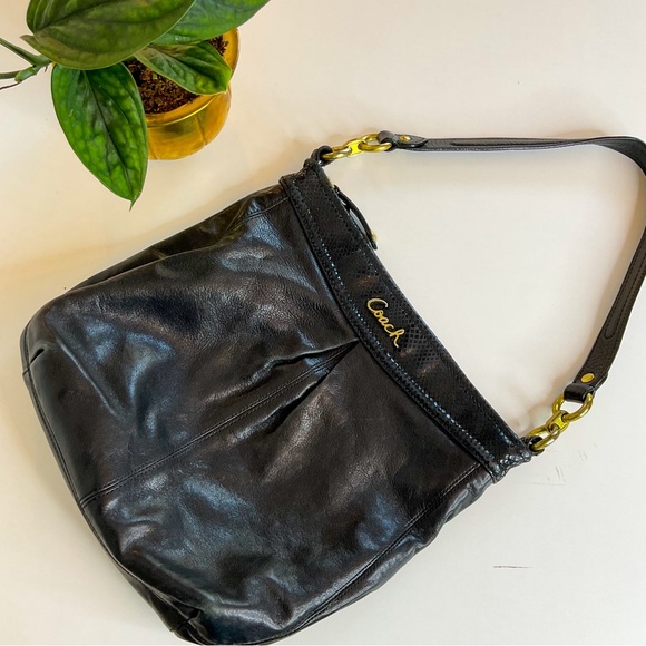 Coach Handbags - COACH Black Leather Shoulder Bag With Gold Hardware In Amazing Condition